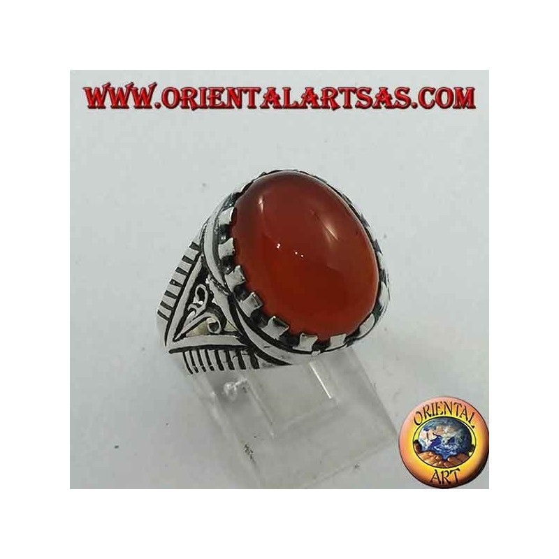 Bague en argent avec cornaline cabochon ovale sertie de décorations sur les côtés