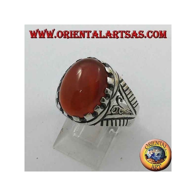Anello in argento con corniola ovale a cabochon incastonata con decori sui lati