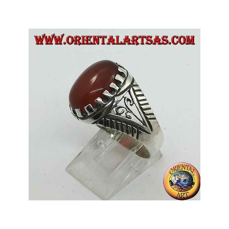 Anello in argento con corniola ovale a cabochon incastonata con decori sui lati
