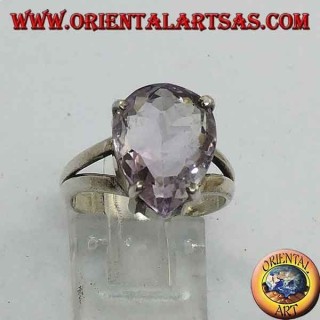 Anillo de plata lisa con amatista natural en forma de gota.