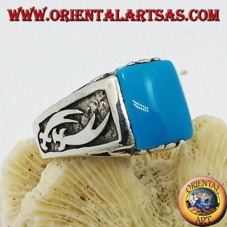 Anillo de plata con turquesa rectangular y cimitarras Zulfiqar de alto relieve en los laterales.