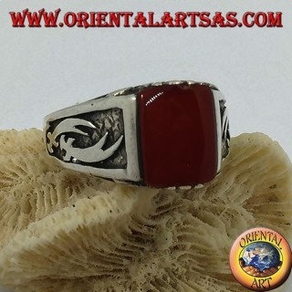 Bague en argent avec cornaline rectangulaire et cimitières Zulfiqar en haut relief sur les côtés