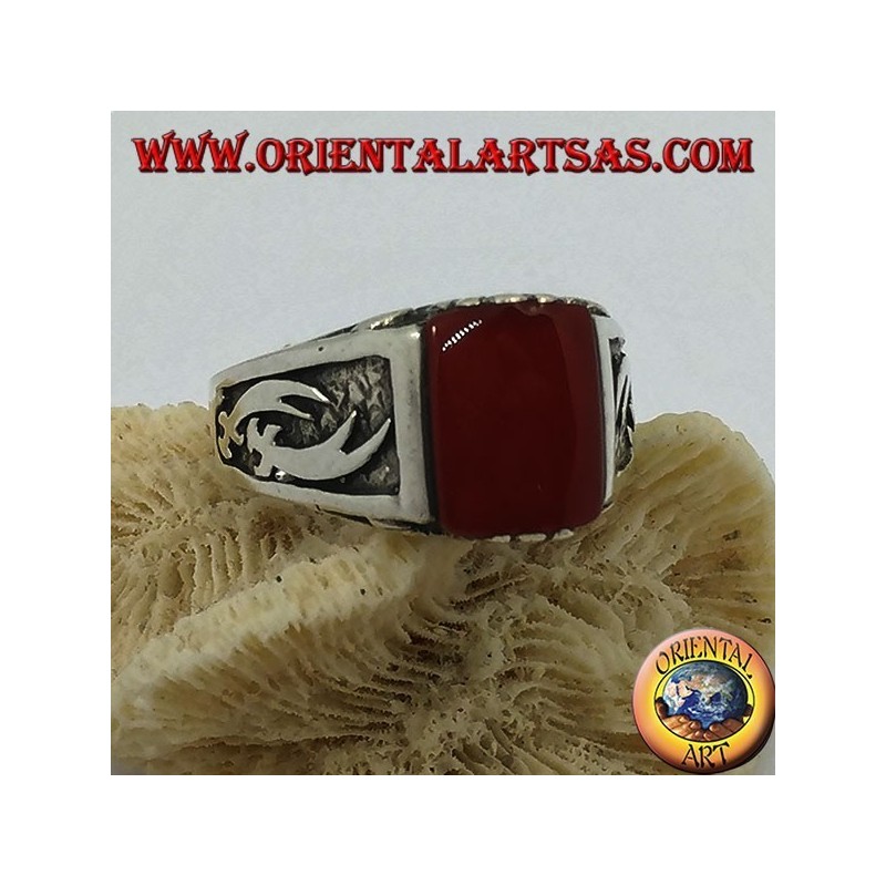 Anillo de plata con cornalina rectangular y cimitarras Zulfiqar de alto relieve en los laterales.