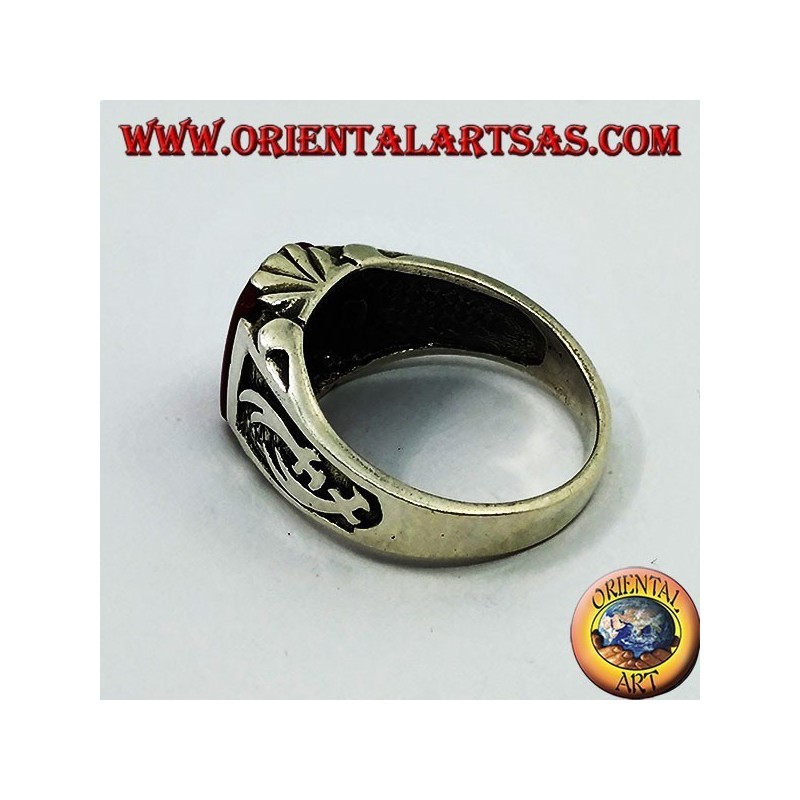 Anello in argento con corniola rettangolare e scimitarre Zulfiqar ad alto rilievo sui lati