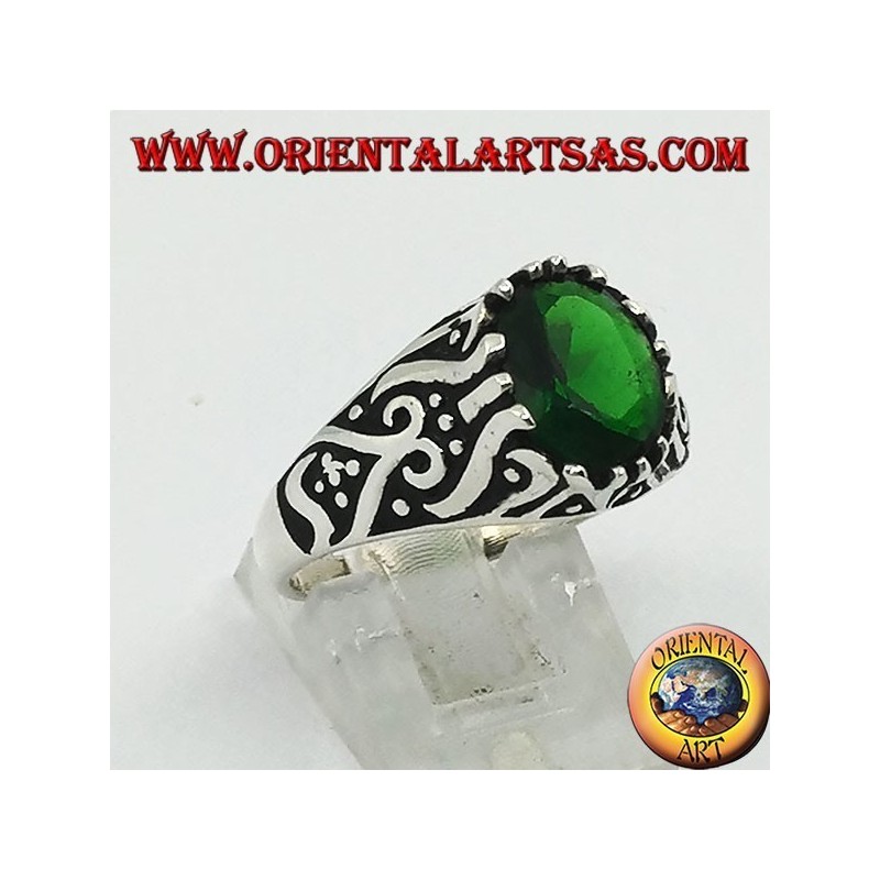 Bague en argent avec zircon émeraude ovale et décorations en haut relief sur les côtés