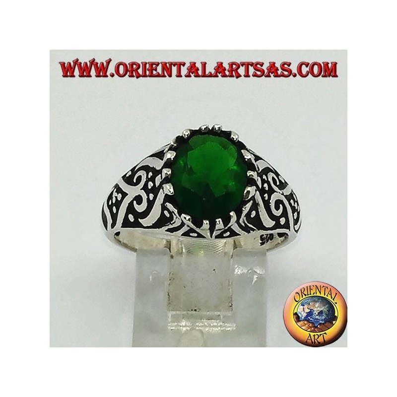 Anello in argento con zircone color smeraldo ovale e decorazioni in altorilievo sui lati