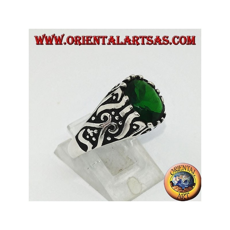Bague en argent avec zircon émeraude ovale et décorations en haut relief sur les côtés