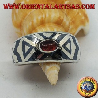 Bague arrondie en argent avec grenat ovale et décoration niello