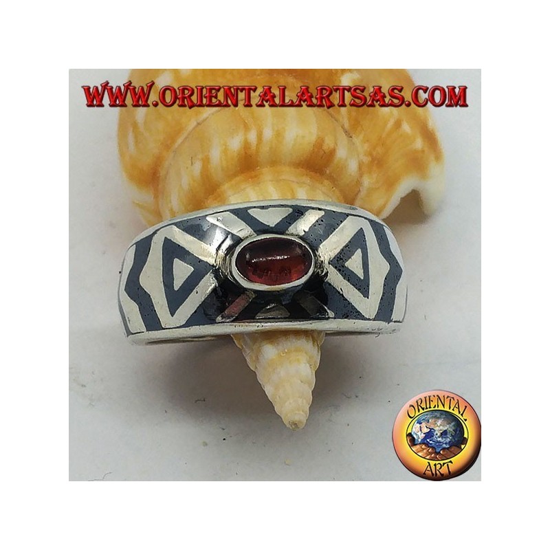 Anillo de plata redondeado con granate ovalado y decoración de niello.