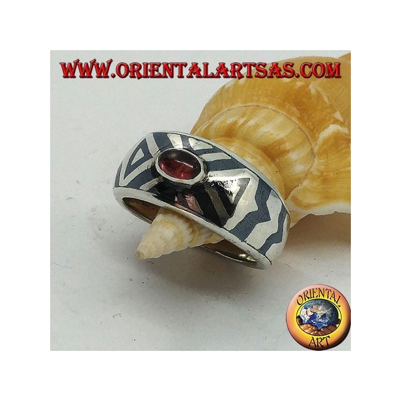 Anillo de plata redondeado con granate ovalado y decoración de niello.
