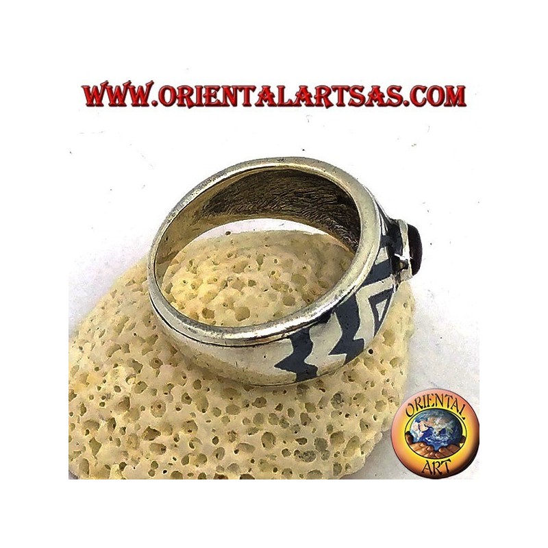 Bague arrondie en argent avec grenat ovale et décoration niello