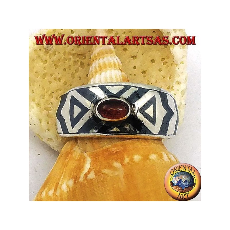 Bague arrondie en argent avec grenat ovale et décoration niello