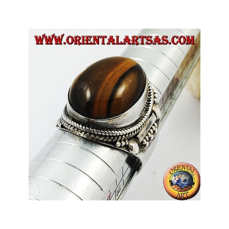 Anillo de plata con cabujón ovalado ojo de tigre y decoraciones indias