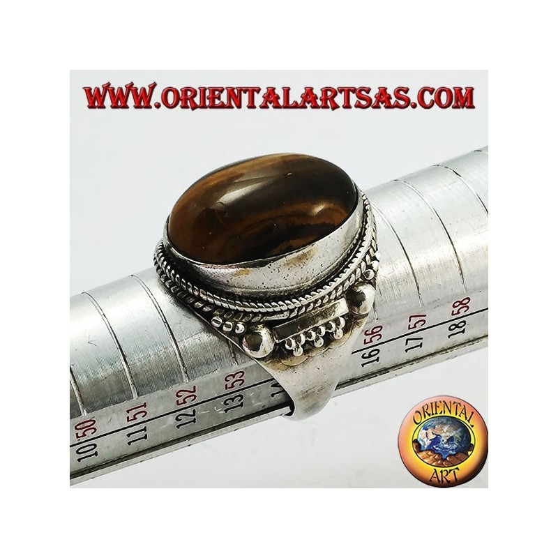 Anello in argento con occhio di tigre ovale a cabochon e decorazioni indiane