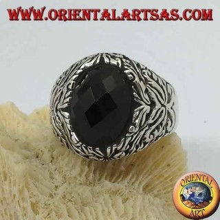 Anillo de plata con ónix facetado ovalado y decoraciones florales en alto relieve.