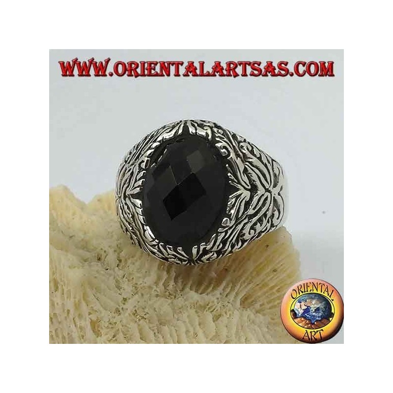 Silberring mit ovalem facettiertem Onyx und Blumendekor im Hochrelief