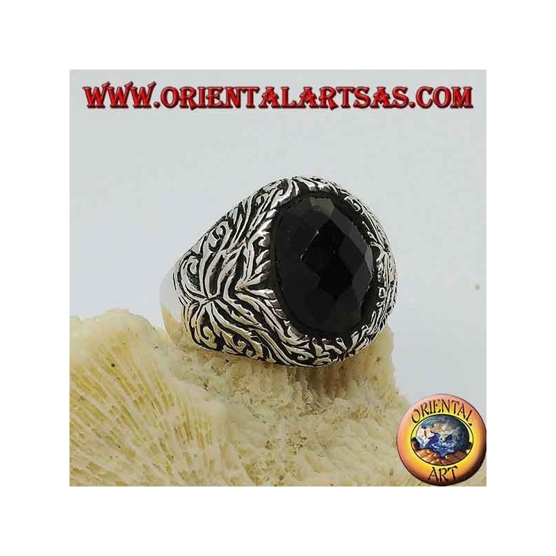 Bague en argent avec onyx ovale facetté et décorations florales en haut relief