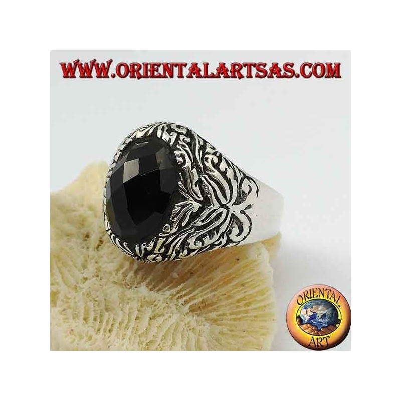 Bague en argent avec onyx ovale facetté et décorations florales en haut relief