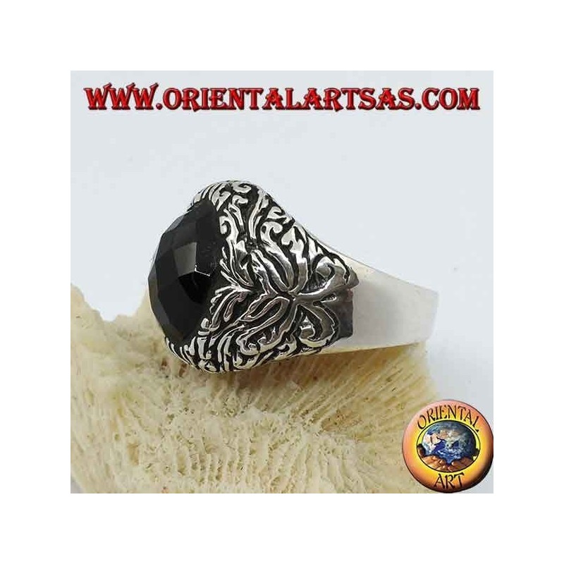 Bague en argent avec onyx ovale facetté et décorations florales en haut relief