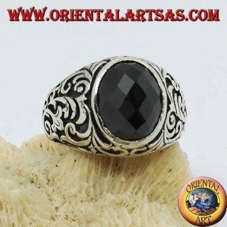 Silberring mit ovalem facettiertem Onyx und floralen Gravuren