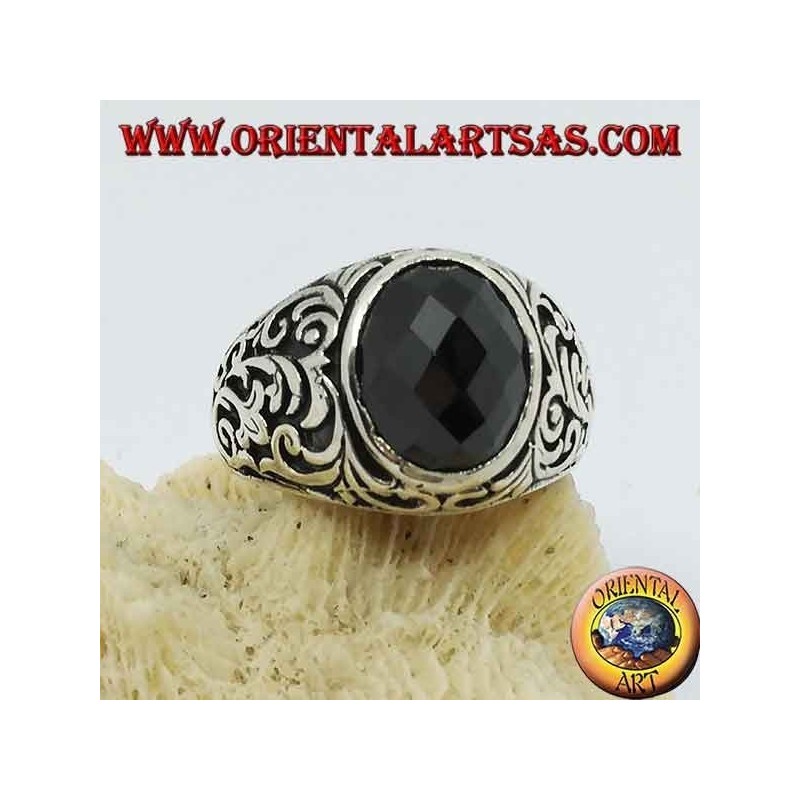 Bague en argent avec onyx facetté ovale et gravures florales