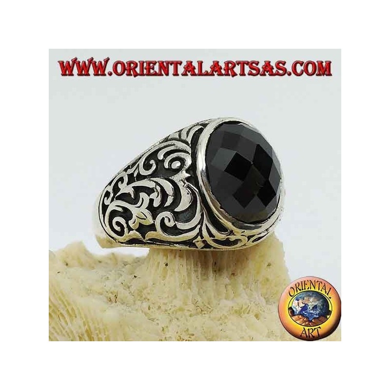 Anello in argento con onice ovale sfaccettata  e incisioni floreali