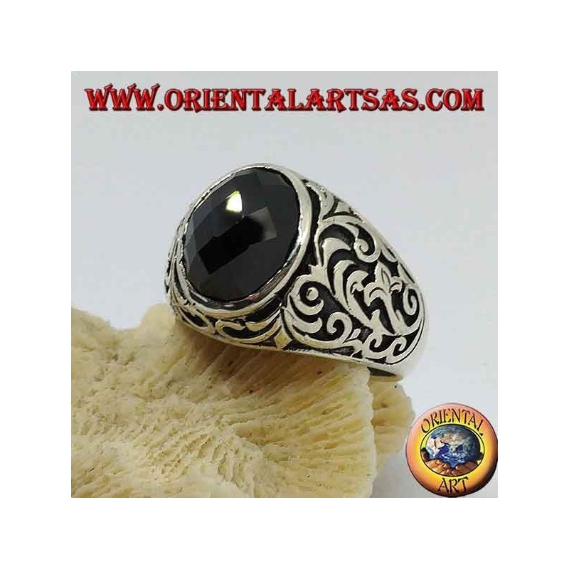 Silberring mit ovalem facettiertem Onyx und floralen Gravuren