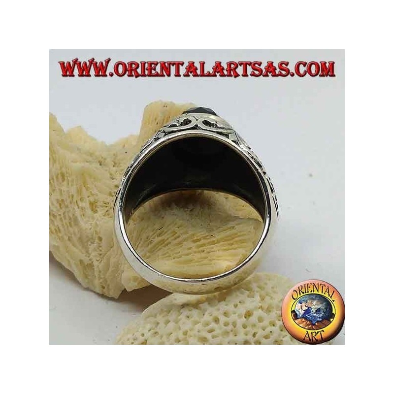 Bague en argent avec onyx facetté ovale et gravures florales