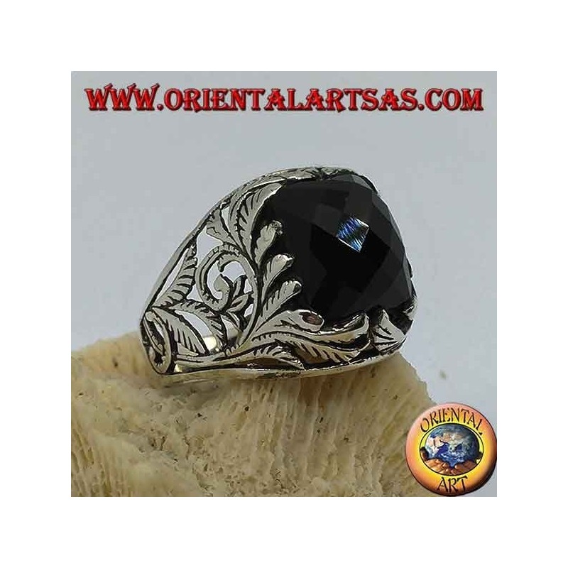 Bague en argent avec onyx rectangulaire à facettes et décorations florales ajourées