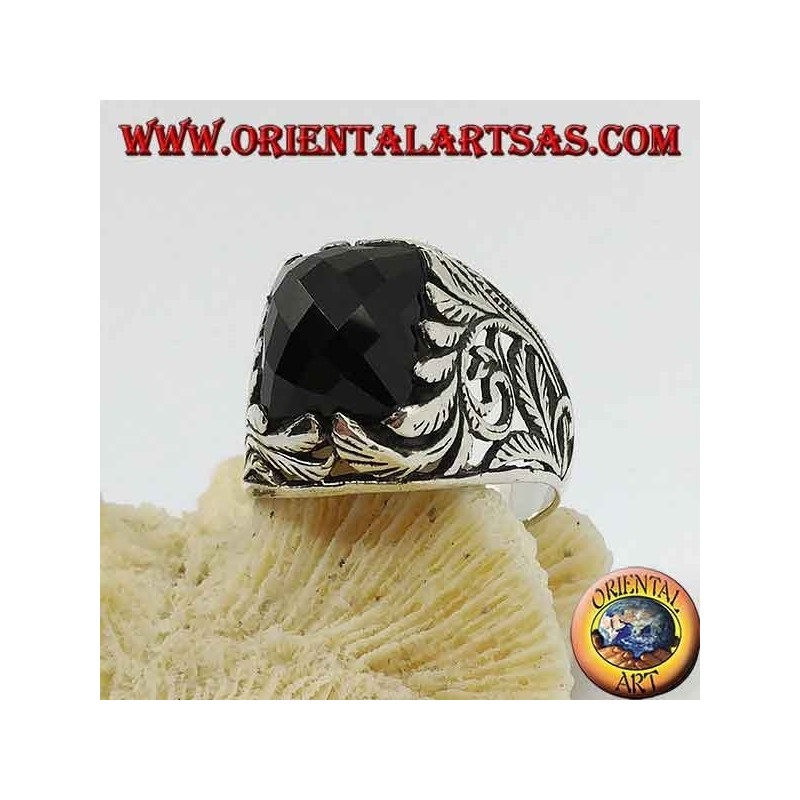 Silberring mit facettiertem rechteckigem Onyx und durchbrochenen Blumendekorationen