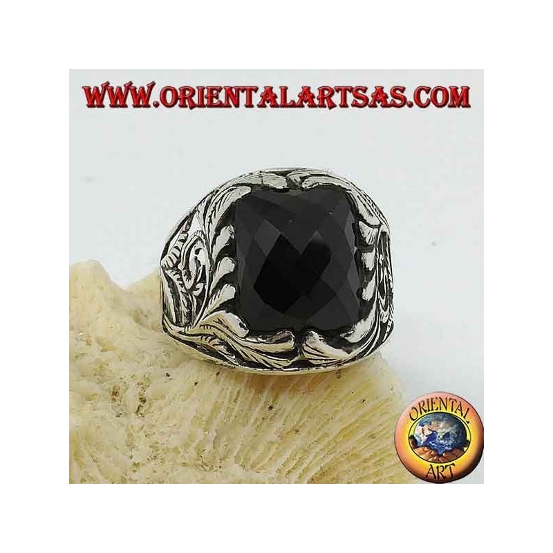 Bague en argent avec onyx rectangulaire à facettes et décorations florales ajourées