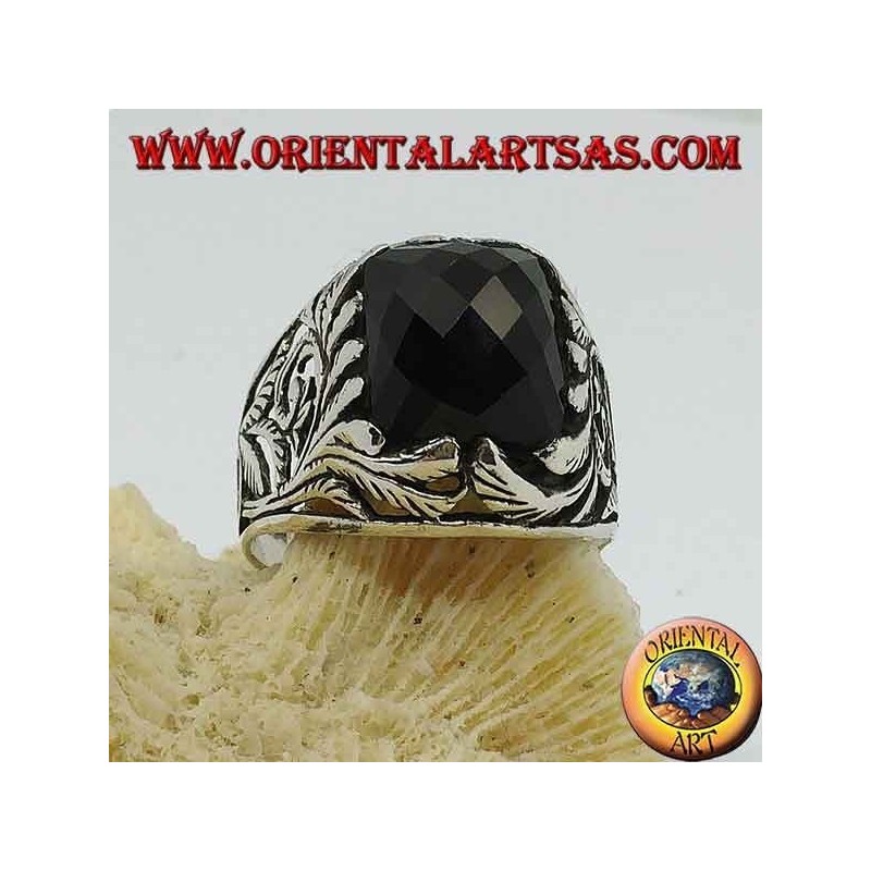 Anillo de plata con ónix rectangular facetado y decoraciones florales caladas