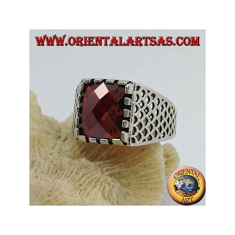 Bague en argent avec grenat rectangulaire à facettes et maille ajourée sur les côtés