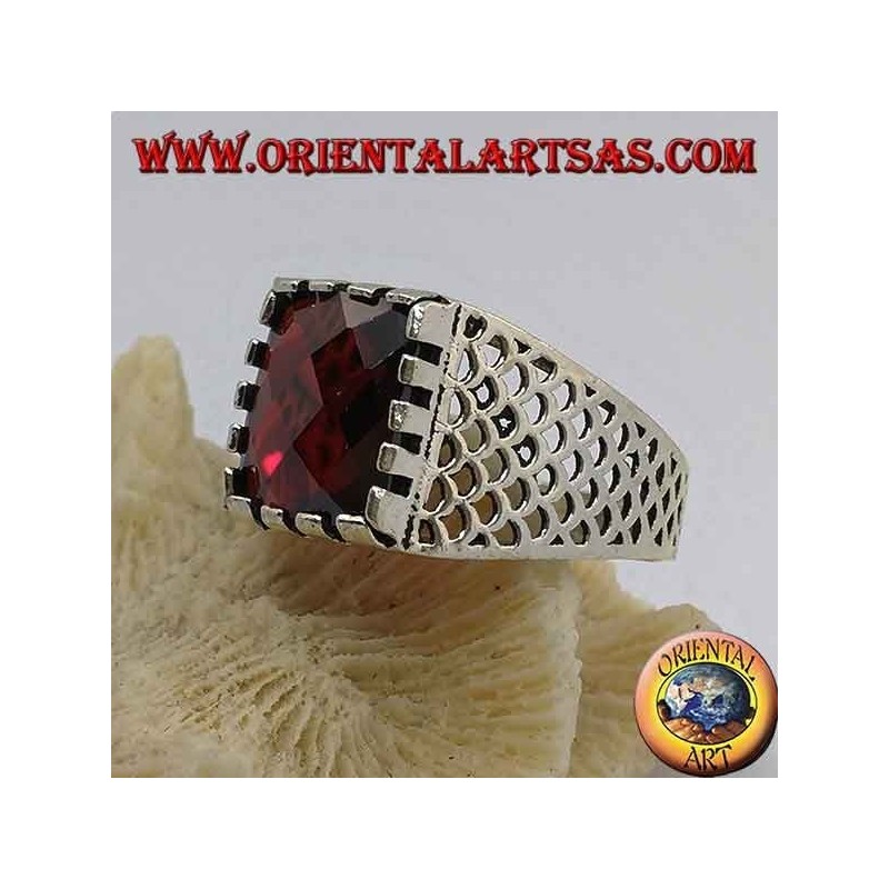 Bague en argent avec grenat rectangulaire à facettes et maille ajourée sur les côtés