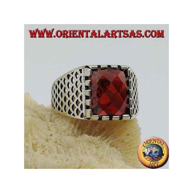 Anello in argento con granato rettangolare sfaccettato e maglia traforata sui lati