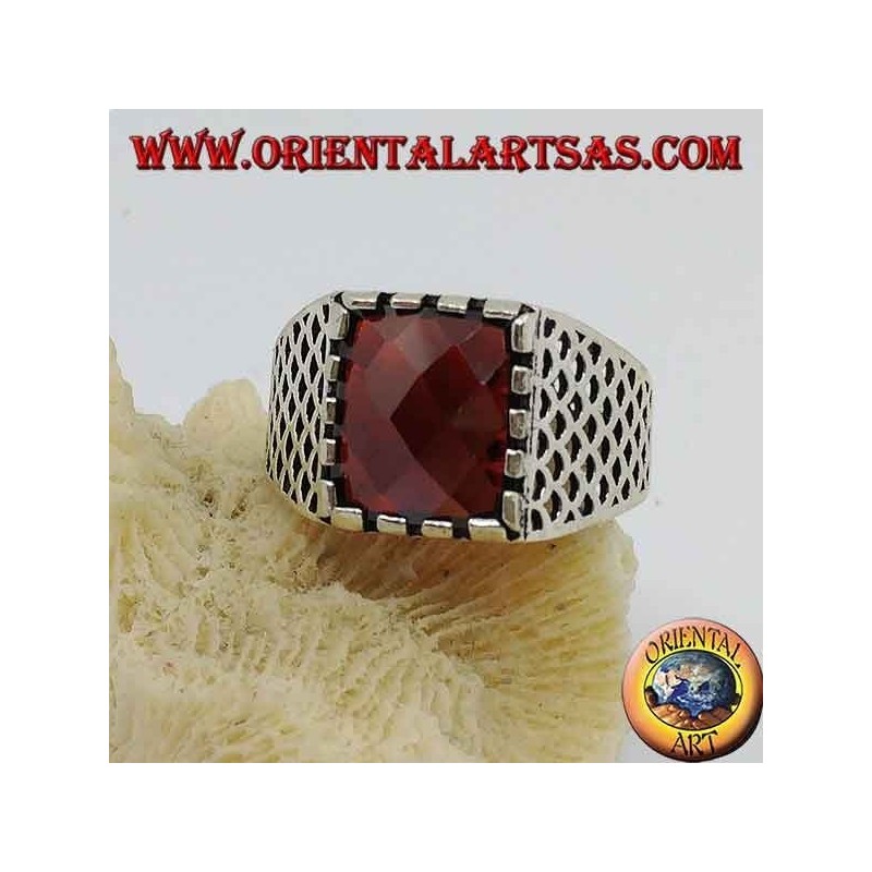 Anillo de plata con granate rectangular facetado y malla calada en los laterales.
