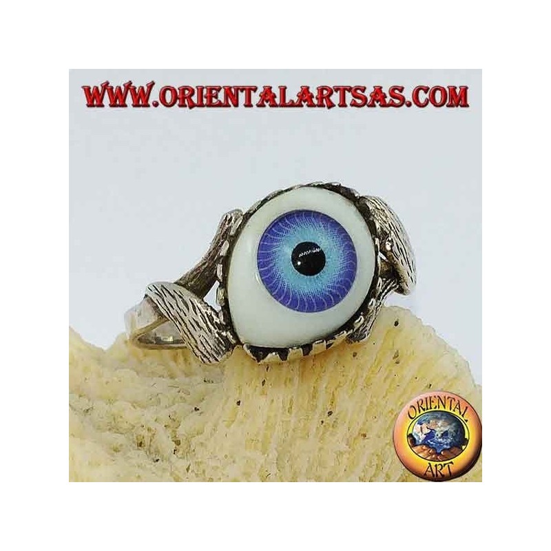 Silberring mit blauem Auge diagonal zwischen zwei Blättern
