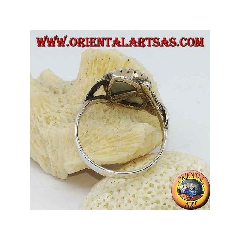 Bague en argent avec œil bleu en diagonale entre deux feuilles