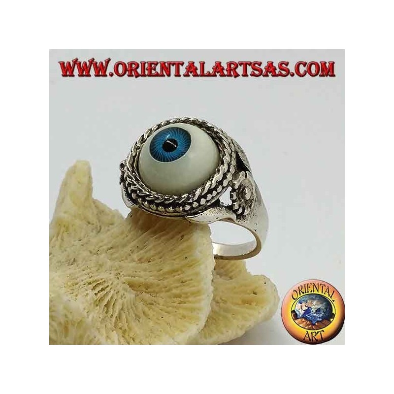 Anillo de plata con gran ojo azul y flor en los lados.