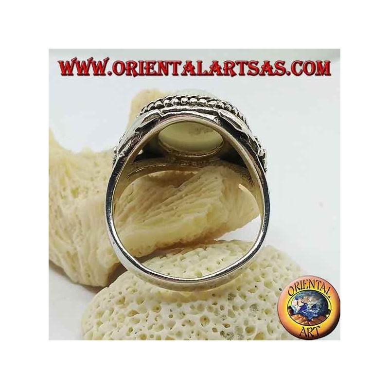 Anillo de plata con gran ojo azul y flor en los lados.