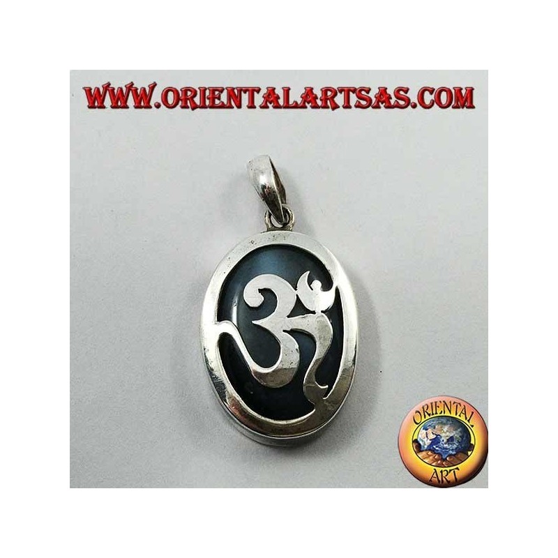 Pendentif en argent ovale lisse avec with om avec onyx sur le fond (grand)