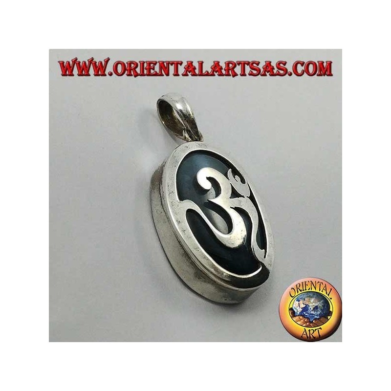 Ciondolo in argento ovale liscio con ॐ om con onice sul fondo (grande)