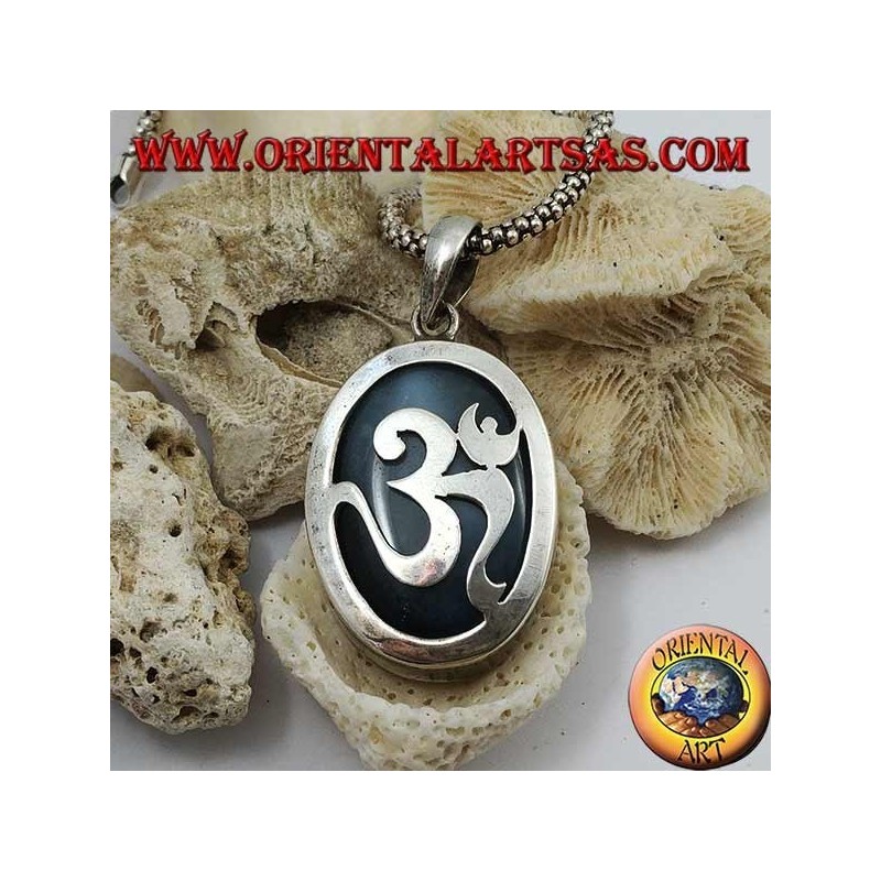 Ciondolo in argento ovale liscio con ॐ om con onice sul fondo (grande)