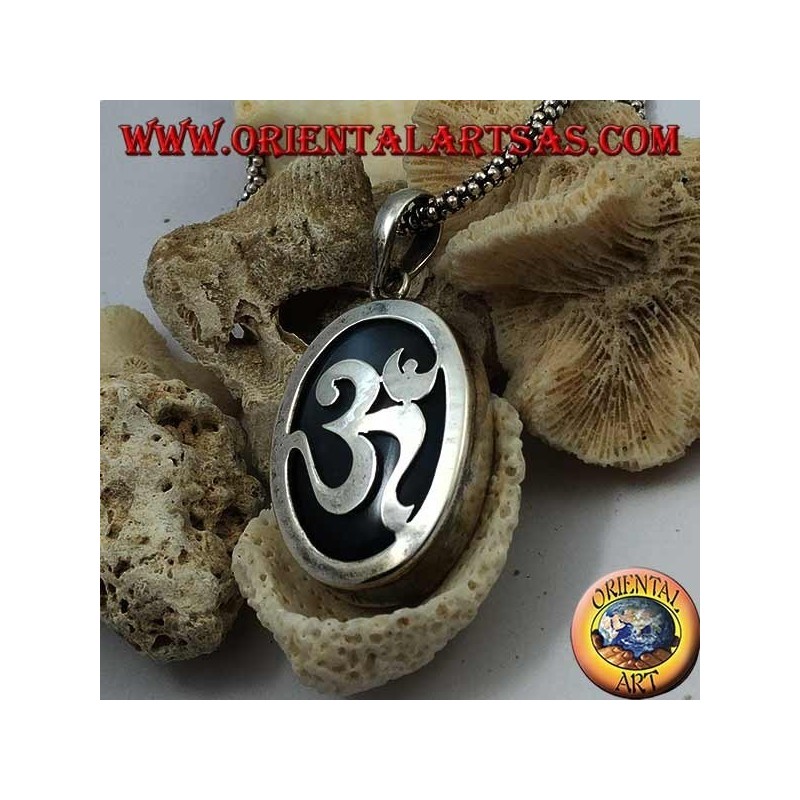 Pendentif en argent ovale lisse avec with om avec onyx sur le fond (grand)