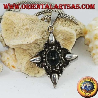 Colgante de plata con estrella negra ovalada (diopsido) y decoraciones con puntos cardinales