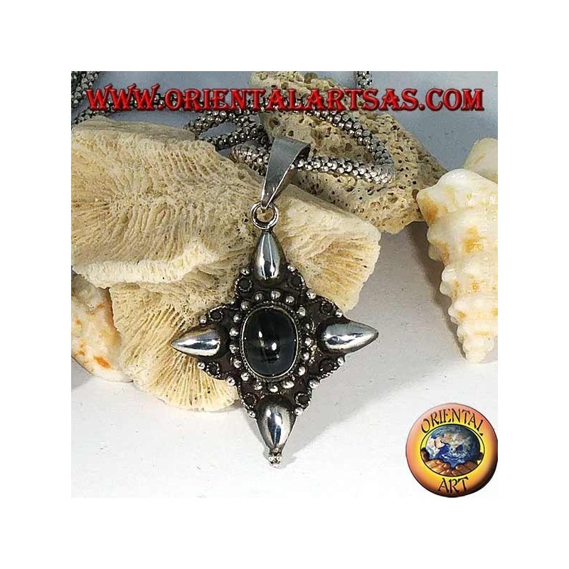Colgante de plata con estrella negra ovalada (diopsido) y decoraciones con puntos cardinales