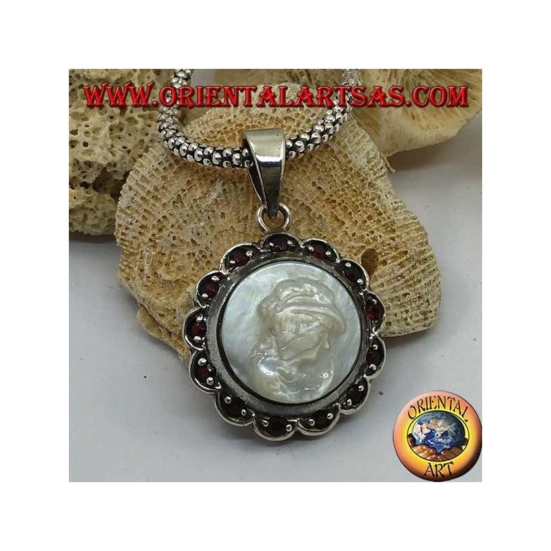 Silberner Cameo-Anhänger auf Perlmutt, umgeben von Silber- und Granatblüten
