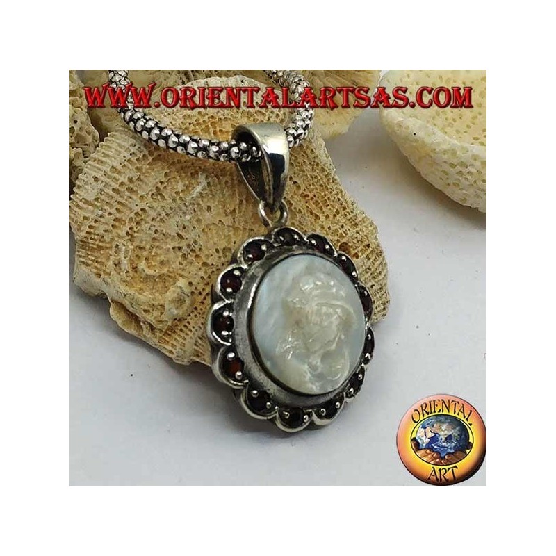 Silberner Cameo-Anhänger auf Perlmutt, umgeben von Silber- und Granatblüten