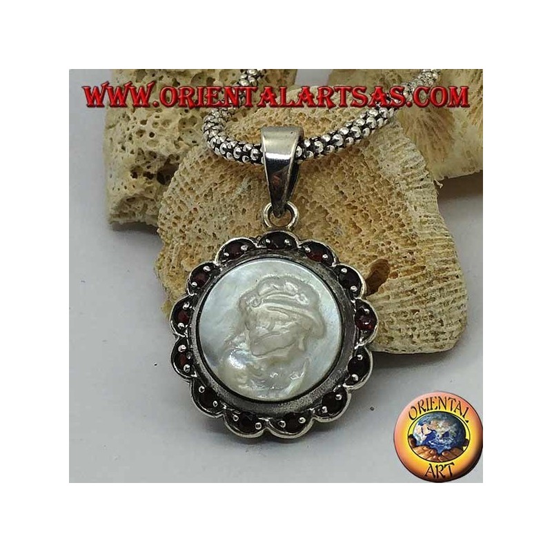 Ciondolo in argento cammeo su madreperla contornato da fiore in argento e granato