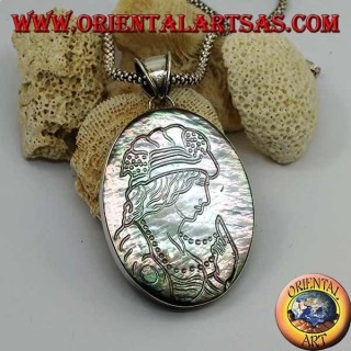 Colgante camafeo de plata sobre gran madre de perla ovalada (abulón)